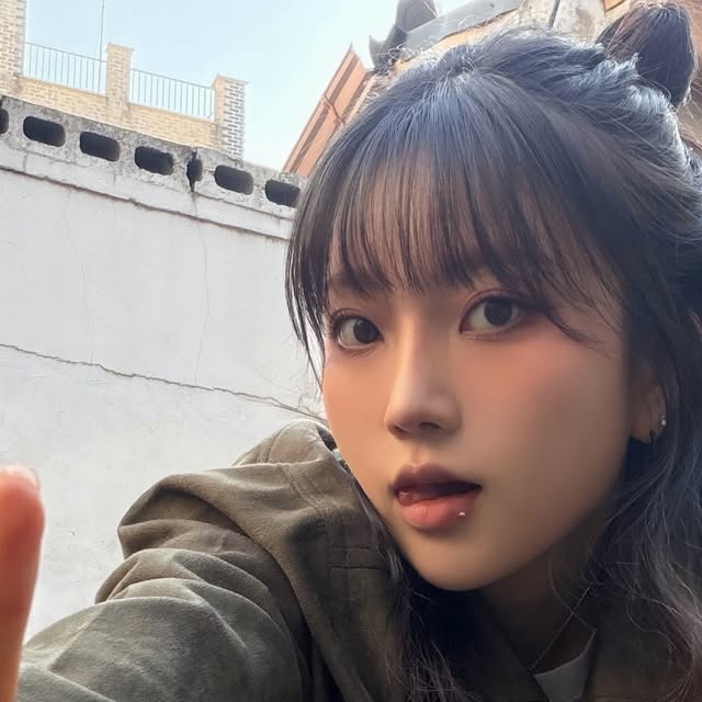 유하 on Instagram: "#광고 @1rony9orno_official 오늘의 데일리룩은 아이러니포르노 스웨이드 자켓으로 완성⭐️ 86-IRO237 바이커 칼라 스웨이드 자켓 카키 M 사이즈 착용✔️ 가벼운 무게감에 미니멀