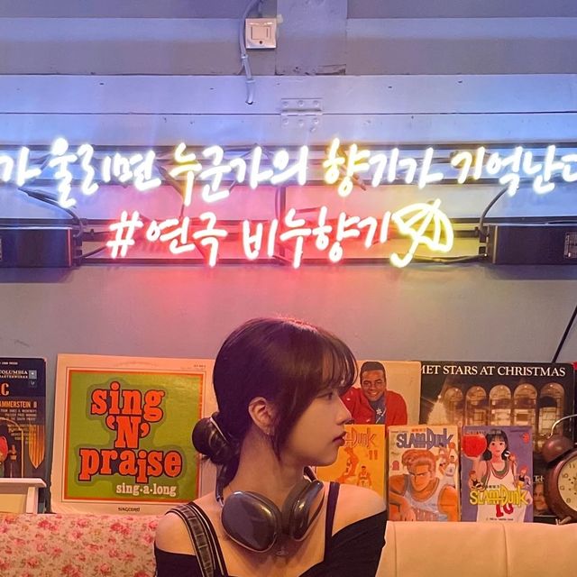 미란 | Luna on Instagram: "#광고 비가 울리면 누군가의 향기가 기억난다⛈️

과거의 사람과 통화를 할 수 있다면, 하고싶은 사람이 있나요?
옛날 휴대폰이 갑자기 울리며 시작된 두 남녀의 황당한 이야기!
로맨스 코미디와 슬픈 감동! 관객석 사람들이 모두 웃다 울다 훌쩍이며 본 인상 깊었던 스토리에 아직 여운이 가시질 않아요ㅜ
혜화에서 재밌는 연극을 찾고있다면? 잘생기고 예쁜 배우님들 보고싶다면? 즐겁게 웃다가 눈물 콧물 쏙 빼고 싶다면? ‘비누향기’ 연극 보러 가세요 :)

@be.nu.official 
#광고 #협찬 #혜화연극 #혜화역연극 #비누향기 #대학로연극 #연극추천 #연극후기 #공연추천 #공연후기 #연극 #서울 #서울연극 #서울연극추천 #소통 #후기 #디엠 #댓글 #맞팔선팔 #맞팔해요 #맞팔선팔 #좋아요 #좋아요반사 #좋반 #데이트 #데이트코스 #데이트추천 #이색데이트 #이색데이트추천"
