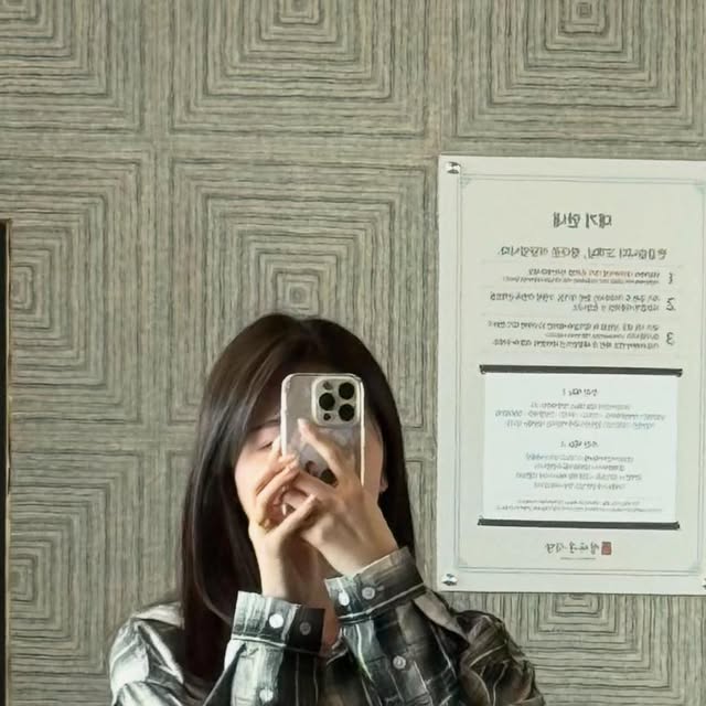 서현 on Instagram: "#광고 마음에 쏙 드는 예쁜 셔츠 겟 ♥️ *후드 셔츠 ㄴ 빈티지한 무드 ㄴ 편안하게 착용할 수 있는 여유로운 실루엣 ㄴ 후드 부분 끈으로 자유로운 조절 가능 ㄴ 실용
