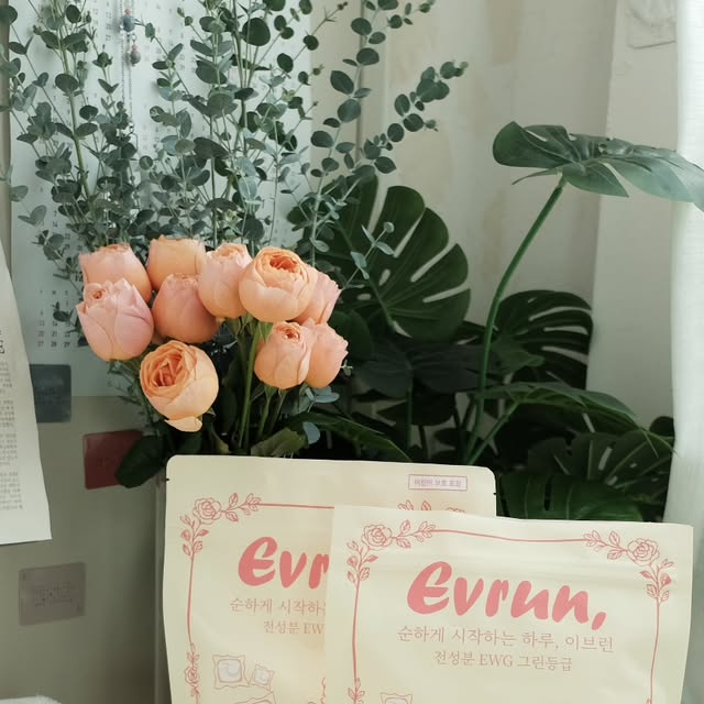 나리리 on Instagram: "#광고
뽀송뽀송하게 잘 마른 빨래에서 나는 기분 좋은 향기. 🧺✨
​요즘 제 최애 살림템은 이브런 캡슐 세탁세제예요.
예쁜 패키지 속에 담긴 강력한 세척력! 4in1 올인원이라 섬유케어부터 탈취까지 한 번에 해결되니 삶의 질이 수직 상승했어요.
• ​EWG 올그린 등급 & 알러지프리로 건강하게
• ​미세플라스틱 걱정 없는 깨끗함
• ​찬물에도 흔적 없이 녹아내리는 간편함
​너무 강하지 않고 은은하게 감도는 포근한 코튼향이 정말 매력적이에요. 피부 자극 테스트도 완료해서 온 가족 안심하고 사용 중이랍니다. 매일 하는 빨래가 조금 더 즐거워지는 마법 같아요. 🌿

ㅡ
#이브런#캡슐세제#세제추천#세탁꿀팁 세탁세제추천 얼룩제거살림템 집들이선물 이사선물 신혼부부선물"