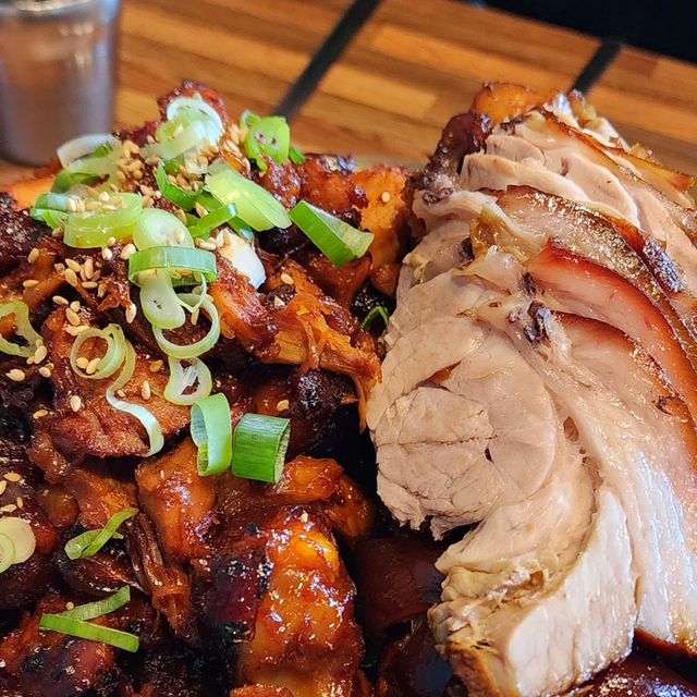 이송은 on Instagram: "#광고
동대문 핫플 호야네 족발 방문 후기 ✌️
보쌈김치 겉절이 느낌에 매콤해서 존맛,,,
밑반찬으로 나오는 오뎅탕도 청양고추 들어가서 칼칼하고 넘 좋았음!🌶
젓갈 등 기본으로 나오는 계란찜까지 너무 푸짐해서 배 터지게 먹을 수 있는 곳! (족발 아래 양초 켜놔서 계속 따듯하게 먹기 가능)
-
나는 족발+불족발 반반 중자 시켰는데 소자 시켜도 양이 엄청 많아서 2~3명 충분히 먹을듯? 중자는 4명부터 추천 ^-^,,
잡내, 비린내 1도 없고 계피향도 안 나서 너무너무 좋았당
콜라겐 쫜득 야들야들 진짜 뻥 안치고 지금까지 먹은 족발중에 제일 맛있었어서 푸파하고 나옴,, 😳🩷
-
#족발 #보쌈 #불족발 #막국수 #미니족 #반반족발 #불미니족 #동네맛집 #불족발맛집 #전농동맛집 #청량리맛집 #청량리역맛집 #휘경동맛집 #용답동맛집 #족발맛집 #보쌈맛집 #호야네족발 #동대문로컬맛집 #시립대맛집 #시립대족발 #족발맛집 #동대문핫플 #도시락 #1인분 #혼밥"
