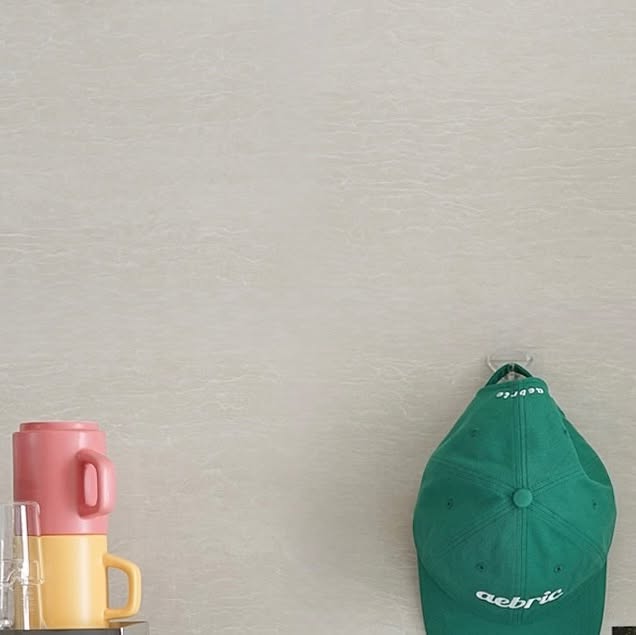 쫀하언니 on Instagram: "#광고 x @aebric_official 

모자가 잘 어울리는 남푠을 위해서 모자를 선물했어요.
날씨도 덥고 하니깐 좀더 상콤한걸로 준비했는데 역시나
잘 어울리네요^^

요즘 데일리로 잘 쓰고 다녀요.
모자 하나 썼을뿐인데 멋 부린듯 안 부린듯 ㅋㅋㅋ
좀더 젊어 보이는거 같아서 아이랑 나갈땐 무조건 쓰고
나가라고 해요 ㅋㅋㅋㅋㅋ

색감이 너무 이뻐서 그냥 막 찍어도 이쁘게 나오네요.
다른 컬러까지 궁금해져요.

#에이브릭#aebric #에이브릭모자#에이브릭에코백
#데일리패션#데일리아이템#미니멀패션
#심플룩#모자코디#에코백코디#패션템추천
#코디스타그램#데일리룩추천#꾸안꾸패션
#남녀공용#20대패션#30대패션#직장인룩
#대학생코디#감성패션#캐주얼룩추천#제품협찬
#리뷰쉐어#협찬리뷰#인플루언서협찬#리뷰이벤트
#체험단모집"