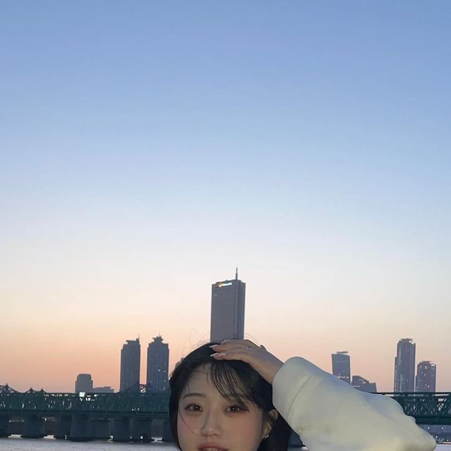 밍듀ఇ on Instagram: "#광고 
노들섬에 노을 보러갈 때 딱🤓
하프 스트링 피쉬테일 스웨이드자켓🤍
보들보들한 비건스웨이드라서 자꾸만 만지게 되는…🫢
@1rony9orno_official 
.
.
.
#아이러니포르노화이트라인  #아이러니포르노 #남여공용  #자켓 #스웨이드자켓#비건스웨이드 #데일리룩 #자켓추천  #パンツ  #outer  #suede #jacket"