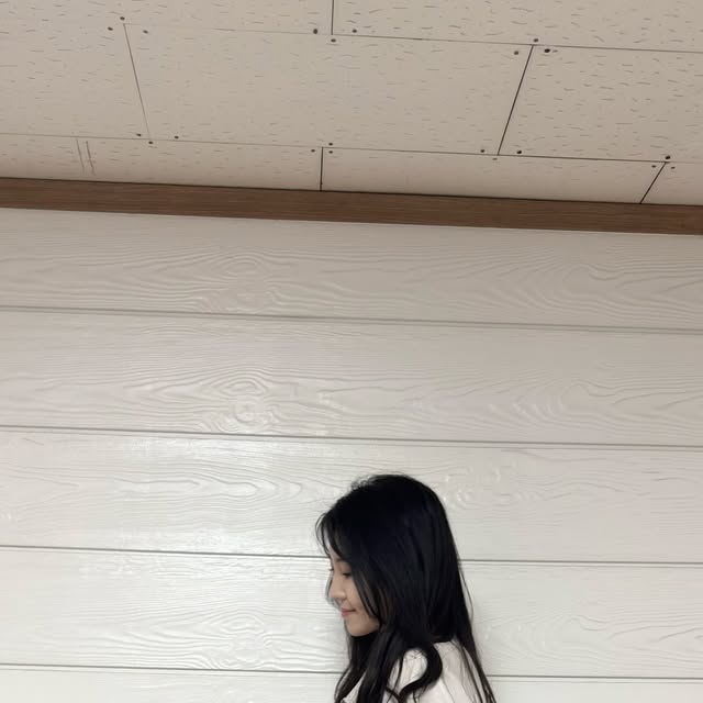 윤져니 on Instagram: "#광고 요즘 같은 간절기에 가장 손이 자주 가는 아우터 찾고 있다면 스탠다드에러 87-STAN058 나그랑 레더 블루종 자켓 진짜 추천해요 🖤

POLYURETHANE 100% 소재로 리얼 레더 느낌은 그대로 살리면서도 부담 없이 데일리로 입기 좋은 자켓이에요. 과하지 않은 은은한 광택감 덕분에 캐주얼부터 미니멀, 스트릿 무드까지 전부 잘 어울려서 활용도가 정말 높더라고요 ✨

단정한 카라넥 디자인이라 셔츠나 니트와 매치하면 깔끔한 분위기가 살아나고, 티셔츠 위에 툭 걸쳐도 멋이 나는 게 포인트! 특히 나그랑 패턴이라 어깨 라인이 자연스럽게 떨어져 체형 보완에도 좋고, 남여공용이라 커플룩으로도 추천하고 싶어요 👭👬

소매와 밑단에 밴딩 디테일이 들어가 있어서 전체적인 실루엣이 흐트러지지 않고 안정감 있게 잡아줘요. 활동할 때도 편안하고, 바람 막아주는 느낌까지 있어서 간절기 아우터로 딱이에요 🍂
전체적으로 여유로운 실루엣이라 이너를 두껍게 입어도 답답하지 않고, 레이어드하기에도 좋아요.

깔끔하고 베이직한 디자인이라 유행 타지 않고 오래 입을 수 있는 레더 자켓 찾고 있다면 이 제품 진짜 만족하실 거예요. 데님, 슬랙스, 조거팬츠까지 어디에 매치해도 실패 없는 데일리 아우터로 강추합니다 🔥

#스탠다드에러 #STANDARDERROR
#남여공용자켓 #자켓 자켓추천
데일리룩 가을데일리룩
간절기아우터 레더자켓 스웨이드자켓
jacket outer パンツ"