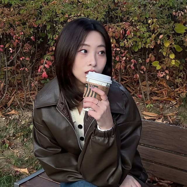 @long._.garden on Instagram: "#광고 @osawa_official 
더 추워지기 전에 자켓을 꺼내어봅니다요…🍂

세미 오버핏의 베이직함과
소매와 허리부분의 밴딩 덕분에 자연스러운 오버핏🤎

👚자켓
Fasten OverFit Collar Leather Jacket_brown
https://alie.kr/BeLHLSo

https://osawa.co.kr/index.html

#오사와 #OSAWA #레더자켓 #자켓 #자켓추천 #여성스트릿 #캐주얼 #페미닌 #트렌디룩 #데일리룩 #코디추천 #모던시크 #스트릿패션 #아담소녀 #제품제공 #협찬"