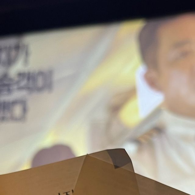 정다연 | 민트우유 on Instagram: "✈️ 상공 위 여객기에서 납치 사건이 벌어졌다...!?
소년미 가득하던 여진구 배우님 어디갔나요...
상남자 매력 뿜뿜... 제대로 입덕하고 왔네요...핳

시사회로 보고 왔지만,
영화 [하이재킹] 이건 무조건 다시
4DX로 생생하게 봐야할 듯...
비행기 액션씬 진심 미쳤다구요

연기구멍 없는 탄탄한 배우님들 라인업으로
믿고보는 영화 하이재킹!
6월21일 극장 대개봉 이랍니닷!🎬
.
.
.
#하이재킹 #6월21일극장대개봉 
#하정우 #여진구 #성동일 #채수빈 
#데이트 #시사회 #영화추천"