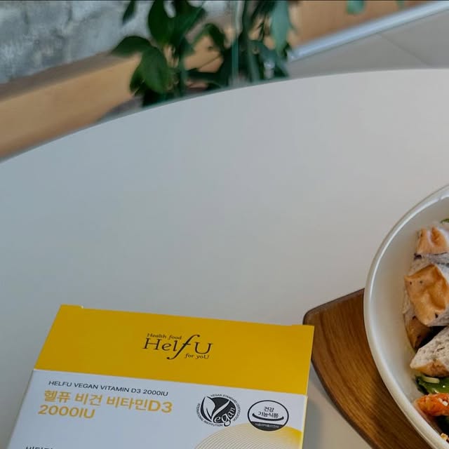 서연우 아기와 강아지 on Instagram: "#광고
햇빛 부족한 요즘, 하루 한 알로 🌞
⠀
초소형 캡슐이라 목 넘김 부담없고
비건 인증 받은 식물성 비타민D3라 더 안심되고
1일 권장량의 500% 충족이라 부족한 비타민D를
확실하게 채울 수 있을 것 같아서 든든하더라구요〰
⠀
NON-GMO에 첨가물도 10가지나 프리라니
정말 믿고 먹을 수 있는 제품 같아요!
⠀
언제어디서나 간편하게 하루 한알씩 섭취해보세요💚
⠀
🏷️ 𝐓𝐡𝐚𝐧𝐤 𝐲𝐨𝐮
#광고 #비타민D #비건비타민D #임산부비타민D #비타민D결핍 #비타민D수치 #비타민D2000IU #비타민디효능 #헬퓨"