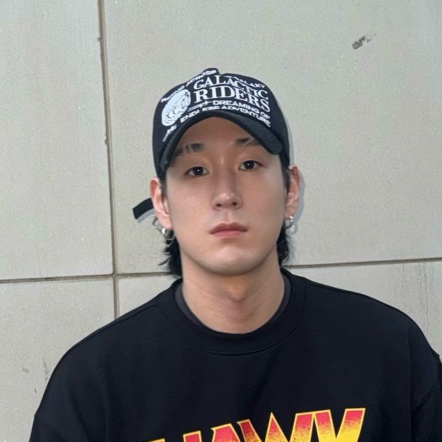 Pino1992 on Instagram: "#광고 가을이 와서 놀라셨죠? 준비하셔야 돼요~(하니 톤으로) 올 가을을 위한 첫번재 쇼핑목록은 키치한 프린팅 맨투맨이 1순위 @tonyhawk_kr 유니버스 맨투맨 👍🏻👍🏻 토