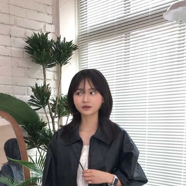 mini ootd on Instagram: "가을 레더 자켓 코디🖤 화이트 + 블랙 조합 어떠신가요!? 심플하면서도 예쁜 조합이라, 가을 데이트룩으로 추천드려요〰️ 가방은 미우린 미니 월렛백을 크로스로 착용