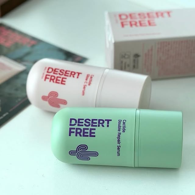 ℎ𝑦𝑢𝑛𝑗𝑖 on Instagram: "#광고 @desertfree_official 🌵💕🍃
데저트프리 대표님은 30년간 화장품 업계에서 쌓아온 화장품 개발 노하우로 사막처럼 메마르고 탄력 잃은 건성피부들을 위한 기초케어 라인을 개발했다고 하는데요:)!! 그래서 그런지 아무래도 제품의 전문성과 완성도가 기대되더라고요:)🤭🩷

피부가 건조해지면 쉽게 피부장벽이 무너지고, 피부가 얇아져 노화가 가속화 된다는거 다들 알고 계셨나요!!?? 🏜️📊📈📉

글로우씨 세럼은 속은촉촉하게 겉은 글로우하게 만들어주는 ‘결광속촉‘세럼이고 더블 리페어 세럼은 느슨하고 잔주름 있는 피부를 어리고 단단한 피부로 재건축해주는 ‘피부 재건축 세럼’이라고 하는데 매일매일 한번 두드려서 바르고 잠들기전 수분팩처럼 또 한번 덧바르는 더블 빌드업 케어는 물론 은은하고 프레시한 천연 허브향으로 기분까지 릴렉스해주며 6각형 인재형 세럼으로 수분 빌드업+탄력빌드업+매끈결+속건조+광채+모공결 케어 및 앰플보다 진행 농축 수분탄력 제형으로 끈적임 없이 쫀쫀한 피부와 매끈한 결을 만들어주기도 해요:) 

글로우씨 세럼은 밀키한 텍스처로  끈적임 없이 쫀쫀한 피부와 매끈한 결을 만들어주고 향은 은은한 프레시한 향인데 비타민 C, 핑크 비타민, 나이아신아마이드로 피부 브라이트닝 효과 부여 및  피부에 즉각적인 광채를 부여하여 잔주름과 푸석함을 감춰주어 어려 보이는 피부로 연출할 수 있게 도와주는 세럼이에요!! 

#사막화방지 #안티에이징 #슬로우에이징 #글로우세럼 #탄력세럼 #고보습세럼 #리프팅세럼 #광채세럼 #비타민세럼 #비타민앰플 #겉광속촉 #미백세럼 #미백에센스 #탄력에센스 #고보습에센스 #건조피부"