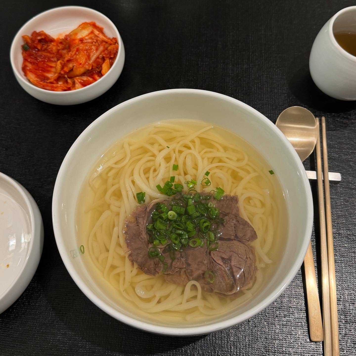 💬정동길의 찐맛집... 요즘날씨에 가면 딱좋은곳🤍 국물이 깔끔한데 깊은맛이 제대로~~~ 그리고 요기의 시그니처는 김치만두🥟🥟🥟

📍탄백 ⭐️⭐️⭐️⭐️⭐️

📋
곰칼국수 13,000원
김치만두 8,000원

🗺️
서울 중구 정동길 37