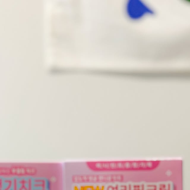 콩콩이네 앨리스 on Instagram: "#광고
늦바람이 무섭다고, 요즘 메이크업에 부쩍 빠졌어요. 그 이윤 바로 투에이엔 덕분이라는 거 🩵

화장이라고는 쿠션 바르는게 전부인 줄 알았는데, 색조를 하나씩 하니,
확실히 더 생기가 도는 것이 외출 할 때도 뭔가 더 기분 좋아지는 기분.

그래서 올리브영 추천템, 투에이엔 신제품을 또 잔뜩 담아왔어요.
러브버블 컬렉션으로, ✔️글레이즈 바운싱 틴트 ✔️듀얼 치크 ✔️퓨어 글래시 하이라이터 ✔️롱웨어링 파운데이션 ✔️컬러플레이 듀얼라이너 을 선택했어요.

지금 프로모션 중으로, 타투 스티커, 미니틴트, 하트핀 등 선물도 추가로 받을 수 있는데, 특히나 미니틴트 컬러는 국내 미출시 컬러라서 더더욱 소장 가치 뿜뿜~

듀얼라이너는 물티슈로 벅벅 문질러도 안 지워져서 요즘 같은 여름이 번짐없이 사용할 수 있고요~ 파운데이션의 컬러감도 화사해서 넘 예뻐요 🤭

#올영픽 #올리브영추천템 #올영필수템 #러브버블컬렉션 #롱웨어링파운데이션미니 #컬러플레이듀얼라이너"