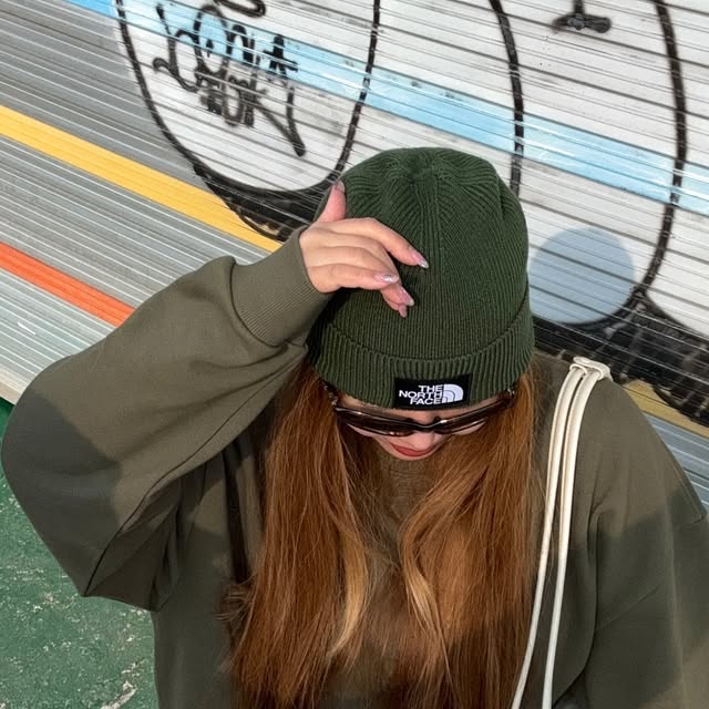 ᴳᴱᴹᴹᴬ ᴹᴼᴼᴺ 🌙✨ on Instagram: "#협찬 i love khaki 💚🪐🤎 오버사이즈에 드롭 숄더 디자인이라 핏도 너무 예쁜데 코튼 100% 소재로 착용감까지 좋은 맨투맨은 @theinnrs 더이너스✨ 빈티