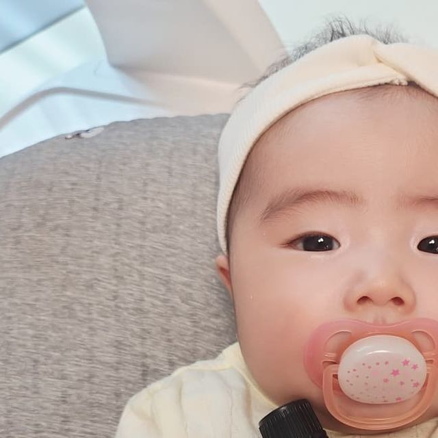 홍이 on Instagram: "#광고 전연령대 "하루 한방울"이면 하루권장량 비타민D 400IU 가 충족되는 ⏩️배배쓰담 비타민D 드롭 비타민D는 뼈 형성과 유지를 위해 매일 잊지않고 필수로 챙겨줘야는데 ,