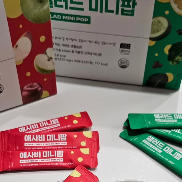 Su; Livin In 🇰🇷, From 🌍 on Instagram: "#광고

요즘 식단 조절 중인데요🍴
식전 루틴 하나 만들고 나니까
군것질도 줄고 식사량도 자연스레 조절되더라고요!😊

근데 매번 샐러드 준비하기는 넘 귀찮잖아요...💦
그래서 요즘은 샐러드미니팝으로 대신해요!
한입에 쏙 들어가는 정제형 샐러드라서
간편하게 챙기기 딱이에요💚

식사 후엔 애사비미니팝도 함께!
요즘 유행하는 애사비를
새콤달콤하게 정제형으로 만들어서
씹어 먹기에도, 삼키기에도 부담 없어요😋

둘 다 브랜드 고객관점에서 만든 제품이고,
작은 포켓 사이즈라 들고 다니기도 굿👍

공식몰은 👉 고객관점.com
간식처럼 가볍게 챙기는
다이어트 루틴으로 완전 추천해요!🧡

#광고#샐러드미니팝#애사비미니팝#고객관점#포만루틴#식전간식#다이어트간식#애플사이다비니거#식전야채식사법#식전습관#새콤달콤"