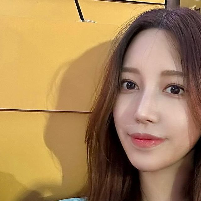 Kwon Yeseul on Instagram: "#광고 오늘 야구경기의 승요가 되지는 못했지만⚾️

메디큐브에서 새롭게 출시한
엑소좀샷 모공앰플 ✨한정판✨ 대용량 에디션 덕분에
피부는 매일매일 승리하는 요즘🧚‍♀️

💸85,000원 -> 29,900원으로 65% 특가 세일 중!💸

에스테틱에서 실제 사용하는 고가 원료인
"엑소좀"이 1500만개 들어있는 모공 앰플로
보통 엑소좀 성분은 피부 통로를 만들어주는 장치가 필요하지만
엑소좀샷 모공앰플 내 "엑소좀" 성분은 모공보다 13배 작은
크기로 샤프하게 만들어져 별도의 장치 없이
즉각적인 모공 케어 및 부스팅 가능해요

바를 때 엑소좀이 피부에 콕콕 들어가서
따끔거리는 느낌이 들어요🌵

출시 전에 받아서 일주일 내내 사용해봤는데
하루하루 피부가 달라짐을 느끼고 있어요 :)

* 저자극 인체적용시험 완료
* 여드름성 피부 사용 적합 제품 (논코메도제닉)
 
#메디큐브 #메디큐브엑소좀샷 #메디큐브모공앰플
#모공앰플 #메디큐브엑소좀샷모공앰플 #메디큐브엑소좀앰플
#엑소좀샷모공앰플 #모공줄이는법 #모공템추천 #모공관리
#랜더스 #SSG #SSG랜더스 #야구장 #야구 #야구유니폼"