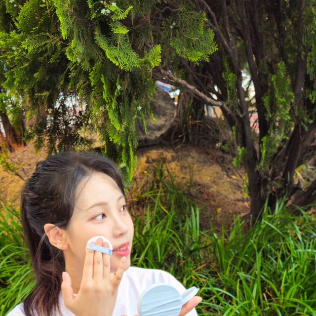 강남자취몽 / 자취일상 (24) on Instagram: "#광고 🩵 에이프릴스킨 글로잉매트쿠션 🩵
@aprilskin_korea

여름엔 파란 Slushy 파란 outfit 그리고 파란 에이프릴스킨 글로잉매트쿠션 💙

명품 베이스 신개념 텍스쳐 글로잉매트 텍스쳐로 여름에도 무너짐 없이 쫀쫀한광 매트✨️
스킨케어 성분이 무려 54% 들어가서 그런지 피부화장이 너무 딱 잘 붙어요.

키링 고리가 센스있게 있어 가방에 달고다니며 수정 메이크업 한답니다.

저는 01호 페어 (17~19)호를 사용해서 메이크업 했어요 
넓은 컬러 차트로 피부에 딱 맞는 컬러를 고를 수 있답니다🩵

한 번 터치로 24시간 가는 에이프릴 글로잉매트
이번 여름은 에이프릴 쿠션으로 고정 ✒️

구매처 https://aprilskin.com/

#에이프릴스킨#글로잉매트쿠션#글로잉매트#글로우쿠션#매트쿠션#쿠션팩트#쿠션팩트추천#모공커버쿠션#커버력좋은쿠션#쿠션파데추천#커버쿠션#파운데이션추천#19호쿠션#17호쿠션#21호쿠션#쿠션추천 #여름룩"