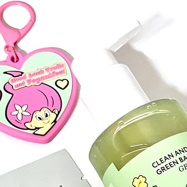 다비뷰 on Instagram: "#광고 저의 최애 젤클렌저 비건이펙트 청보리💚
@veganifect_official 
저자극인데 세정력까지 좋은 약산성 젤클렌저로
너무 좋아서 내돈내산까지 했던 제품이애오👍🏻

세안 하나로 피지조절, 요철케어, 보습관리까지
할수있는 만능 클렌저에다가 순해서 애용해행
특히 청보리 성분이 들어가 있어서 피부 진정에 
도움이 되고 과잉 피지 생성을 억제해줘서 
민감성이나 건성은 물론 지성 피부도 찰떡!

히알루론산보다 수분 저장력이 20%나 높고
피부관리실에서 쓰는 고급성분인 LHA 성분이 
함유되어 있어서 매끈한 피부결이 된답니다
올영과 화해클렌저 1등 제품이라 믿고쓸수있어요

젤클렌저 하면 거품이 잘 안 나는 경우도있는데
이건 거품도 풍성하게 나고 사용감이 부드러워서 
만족하면서 쓰고있어요

✨올리브영단독 구성혜택으로 귀여운 
트롤 키링 및 토너패드가 증정됩니다요~!

#올리브영클렌저 #올리브영추천템 #젤클렌저 
#민감성피부추천 #지성피부추천 #수부지피부추천 
#1등젤클렌저 #올리브영클렌저추천 #약산성클렌저 
#비건이펙트젤클렌저 #클렌징젤 #클렌징맛집"