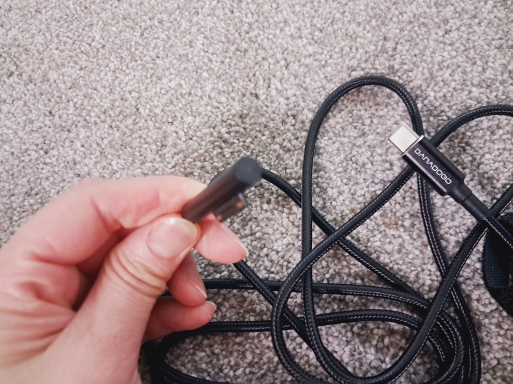 노트북충전기 바라보고 USB C타입 서피스 충전 케이블