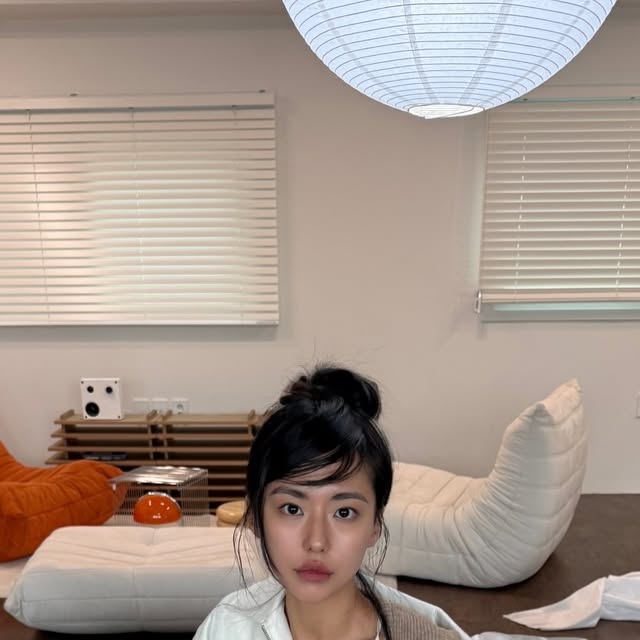 @savajelife_ | 봄이 다가오니까 화이트 블루종과 메시번, 란제리 코어의 조합은 어떠신쥐🤍(사실은 유행한다는 거 다 때려 박기) | Instagram