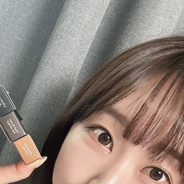 간호사 하롱이 👩‍⚕️💉 on Instagram: "#협찬 오늘은 제가 요즘 완전 애정하는 아이템을 소개해드리려고 해요!
바로 #꽃보라1924 #브러쉬라이너 3종 SET인데요! 🌸 @kkotvora_official
아이메이크업에서 아이라이너는 빠질 수 없는 중요한 아이템잖아요! 👀
이 브러쉬라이너를 만나고는 완전 반해버렸답니다 💗

🌟 꽃보라1924 브러쉬라이너 3종 SET 🌟

브랜드 자체가 너무 고급스러워요!
디자인부터 제품 퀄리티까지, 진짜 탄탄해서 믿고 쓸 수 있어요.
메이크업 제품은 매일 사용하는 거라 브랜드의 신뢰도가 중요하잖아요?
저는 이 3종 세트를 샀더니 하루 메이크업할 때 정말 든든해요 🙌

제가 아이라이너를 고를 때 가장 중요하게 보는 점은 발림성이에요!
솔직히 아이라이너가 중간에 끊기거나 번지면 하루 종일 기분이 별로잖아요? 🥲
근데 이 브러쉬라이너는 진짜 부드럽게 쓱쓱 그려져서, 한 번에 깔끔하게 완성돼요!

특히 꼬리 부분을 그릴 때, 손 떨려서 삐뚤어지기 쉬운데,
이 브러쉬라이너는 촉이 정말 얇고 섬세한데다가
붓이 튼튼하고 정교해서 초보자도 실패 없이 그릴 수 있어요! 😎

제가 진짜 마음에 들었던 점은 아이라이너가 번짐 없이 하루종일 또렷한 눈매를 유지해준다는 거예요! 땀, 수분, 유분에도 끄떡없고 지속력이 짱😆

또 잉크 타입은 간혹 너무 진하게 나오거나, 양 조절이 어려워서 손에 묻거나 하는 경우가 많잖아요?
근데 꽃보라1924 브러쉬라이너는 양이 딱 적당하게 나오고,
눈 위에서 매끄럽게 발리기 때문에 정말 편하더라고요!
그리고 시간이 지나도 잘 번지지 않고, 마무리감이 산뜻해서 데일리 메이크업에 딱이에요 💕

컬러가 3종이라서, 그날 기분이나 메이크업 스타일에 따라 골르는 재미가 쏠쏠해요!
블랙은 딥한 매트블랙 색상으로 강렬하고 또렷한 눈매를,
브라운은 내츄럴한 초코 브라운 색상으로 자연스럽고 부드러운 눈매를,
다크 브라운은 붉은 기가 빠져 세련되고 깊이 있는 눈매를 만들어줘요! 😍
저는 평소에 다크 브라운 색상을 가장 많이 사용하고 있어요

가격대도 합리적이라서, 친구들 선물용으로도 너무 좋은 것 같아요!
케이스도 예쁘고 고급스럽아서 선물하면 받는 사람 기분까지 좋아지는 느낌이에요 🎁

요즘 데일리 메이크업할 때마다 꽃보라1924 브러쉬라이너만 찾게 되는데,
저처럼 아이라이너 선택할 때 고민 많으셨던 분들께 정말 자신 있게 추천드려요!
발림성, 지속력, 편리함까지 모두 갖춘 제품이라, 세트로 구비해두면 완전 만족하실 거예요! 🥰

https://kkotvora.com/

#광고 #KKOTVORA #비건화장품 #눈화장 #아이메이크업 #리퀴드아이라이너 #붓펜아이라이너 #워터프루프 #지속력 #메이크업추천 #아이라이너 #데일리메이크업 #메이크업필수템 #아이메이크업 #브러쉬라이너추천 #뷰티템 #메이크업아이템 #선물추천 #뷰티리뷰 #리뷰 #아이라이너추천 #지속력좋은아이라이너 #아이라인 #눈화장 #아이메이크업추천템 #브러쉬아이라이너 #멀티프루프아이라이너 #픽싱아이라이너"