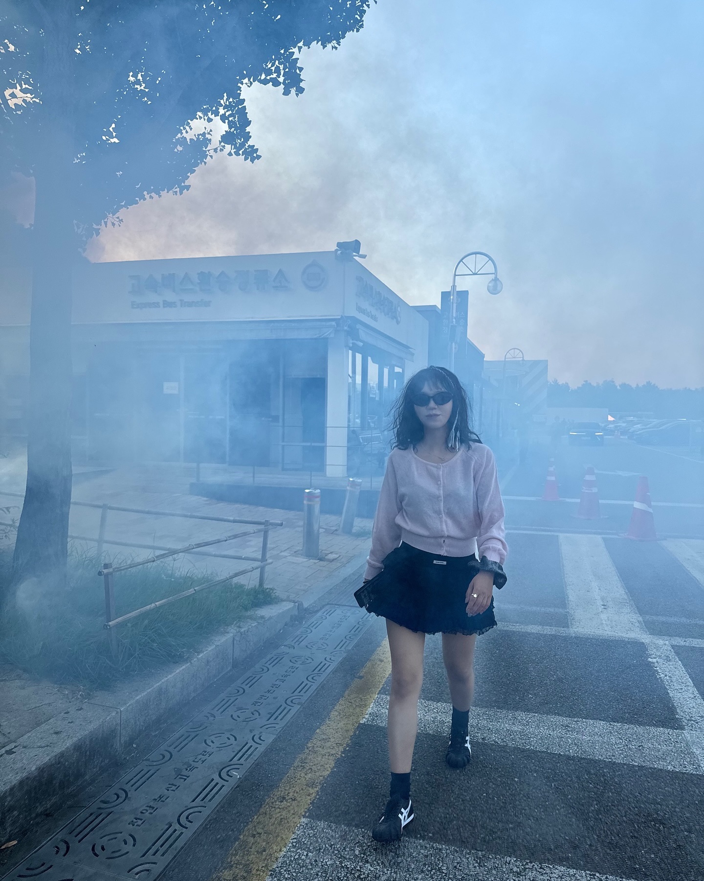 장비빨로 냅다 여름 버텨본다 🌞🌞

작년부터 애용중인
‘슈퍼쿨링 냉타월’
블랙컬러는 나름 스카프로 멋부린거같기도
다른컬러는 바로 산악회되는거심
무튼
남들보다 조금은 더 쾌적한 야외 가넝 ~~🆒❄️
쿠팡에 검색하믄 많이나옴

두번째로
홍영기 콜라보 선글라 장만했는디
다들 선글라 벗고 지워진 코화장 부지런히 수정화장하는겨?
아님 또 나만 모르는 꿀템이 있는겨?
햇빛이네? 쓰고
안이네? 벗고
또 지워졌네? 두드리고
무한반복 힘드네용

마지막
산불아니고, 소독차 연기가 포토존 멋져요
좀 매드맥스 ?

#홍영기 #카린 #카린선글라스 #휴게소맛집 #정안휴게소 #소독차 #무더위