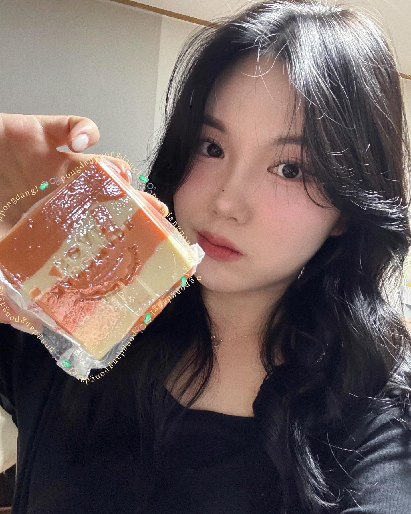 #협찬

다들 비누 어떤거 사용하시나요⁉️

전 샵퐁당퐁당 비누로 정착하려구요!🧼🫧

디자인도 너무 예쁘고 전부 천연재료로 만든 비누여서 그런지 자극도 없고 안심하고 사용할 수 있어서 너무 괜찮더라구요?!🫧✨

▶️그리고 무려 1200시간이나 넘게 자연숙성을 거쳐 만든거라 피부관리에 탁월하다고 하더라구요‼️

디자인도 너무 취향저격인데 성분도 좋고 솔직히 구매 안 할 이유가 없는 것 같아요🍰💛

괜히 비누 사용할 때마다 기분도 좋아지고 지인들 놀러올 때마다 비누 귀엽다고 칭찬도 많이 들어서 주변 지인들한테 이쁜 비누 선물하려구요💗

🫧다들 지인선물 집들이 선물로 비누는 어떠시련지🫧
 🟰심지어 가격도 착해🫢👍🏻🧡

pongdangpongdang1

#천연비누 #집들이비누 #세수비누추천