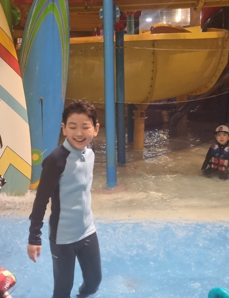 키즈래쉬가드 에일로 보온력도 좋고 활동성도 좋아요