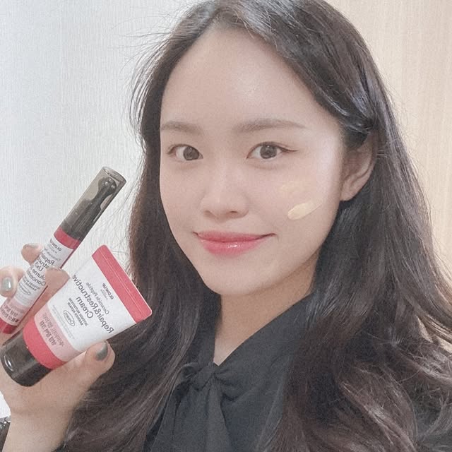 빼어날 수 빛날 빈 on Instagram: "#광고

고물가 시대 커피 한 잔 가격으로 완성하는
합리적인 안티에이징 루틴☕✨

이마트 신상템 글로우:업 바이 비욘드 세라마이드 
펩타이드 라인🎁

3볼 마사지로 U존 탄력 케어까지 가능한
💧영양장벽 볼륨샷 컨센트레이트
윤기+영양+장벽을 꽉 채워주는
💚영양장벽 크림 함께 써봤어요!

⸻

🔍 제품 소개
1️⃣ 볼륨샷 컨센트레이트 (15ml / 4,950원)
작은 3개의 마사지볼로 눈가·광대·턱라인 U존까지 밀착 케어!
내용물이 3볼 헤드로 바로 토출되어 손에 묻히지 않고 위생적이에요.
주름개선 기능성까지 있어서 바를 때마다 피부가 쫀쫀해지는 느낌💆‍♀️

2️⃣ 영양장벽 크림 (50ml / 4,950원)
120시간 강력보습! 세라마이드와 펩타이드가 함께 들어있어 윤기·영양·장벽을 동시에 케어해주는 가성비 안티에이징 크림이에요.
부드럽게 발리면서 끈적임 없이 촘촘하게 밀착💫

⸻

💭 개인 사용 후기
요즘 환절기라 피부가 쉽게 건조해지는데
이 조합 쓰니까 하루 종일 피부가 편안하고 촉촉했어요!
마사지볼로 문질러주는 시간이 생각보다 기분 좋고,
크림은 메이크업 전에 써도 들뜸 없이 잘 밀착돼서 만족도 높아요💖

⸻

💚 오직 이마트 및 SSG 온라인몰에서만 만나볼 수 있어요!
#글로우업바이비욘드 #영양장벽크림 #볼륨샷컨센트레이트 #이마트신상 #SSG #크림추천 #셀피 #데일리"