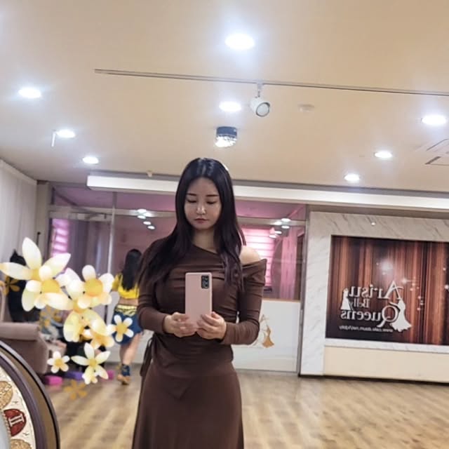 hye_vely0210 on Instagram: "#광고 

입자마자 촤르르 초슬림해보여요!👍👍👍
제가 딱 좋아하는 재질^^
요즘 살이 많이 쪄서 붙는 옷 꺼려하는데 넘 날씬해보여요^^
또 상의는 오프숄더,보트넥 가능하고
언발란스로 한쪽 어깨만 보여지게 입어도 넘 이쁘네요^^
허리스트링으로 상의길이 조절도 가능~
밸리댄스 할 때 스카프 두르니 연습복 완성^^ 

클래식블랙,  초코브라운, 어텀차콜 3가지색상있어요.
전 어텀차콜 하나 더 사야겠어요^^
로켓배송으로 배송도 완전 빠름!
이쁘게 운동하고 외출복도 가능해  대만족입니다~^^💕💕💕 

#우아글로벌#쿠팡추천템#로켓배송#가을신상#가을투피스#여성투피스#투피스#트레이닝투피스#치마투피스#30대코디#40대코디"