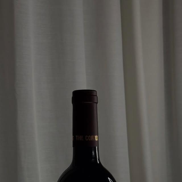 Jenna on Instagram: "#광고 
🍷🍾1879와인샵 판교점🍾🍷

와인 시음도 해보고 커스텀도 가능한 1897와인샵 판교점에서 
와인 선물 어떠신가요ᩚ? 

세상에 하나뿐인 커스텀라벨로 특별한 와인으로 변신✨
곧 있을 명절 선물로도 너무 좋을거 같아요ᩚ
와인 1병맘 구매해도 생일,답례품등으로 특별한 선물 해보세요ᩚ 

제가 선택한 커피팟 피노타지는 첫맛이 산미가 싹 올리오면서 끝맛은 커피맛으로 처음 먹어보는 와인맛이였어요ᩚ 
커피향과 초콜릿아로마 잘 익은 오디 자두 버찌의 검붉은 과일향으로 바닐라향이 고유의 피노타지향까지 느낄 수 있는 와인이였어요ᩚ 

1879 와인샵 판교점 8월 이벤트
(2025.08.01~2025.08.31)
▶이달의 와인 30% 할인
*할인 리스트 내 레드 와인 포함 5만원 이상 구매 시 와인잔 증정
▶이벤트 와인 1+1
*해당 리스트 내에서만 1+1 가능 / 구매 가격보다 높은 와인 선택 불가

#판교와인샵#와인할인매장#판교역와인샵#판교맛집#판교역와인#판교와인#판교역맛집#1879와인샵#1879와인샵판교점"