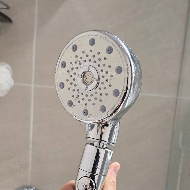mii___U on Instagram: "#광고
이사 온 후 한번도 교체 하지 않은 n년째 사용 중인 샤워기 🫣
물살도 점점 약해지고 청소해도 지워지지않는 물때 때문에 이제 정말 바꿔야겠다 싶어 선택한 
'SMIRIA 샤워기' 

샤워기와 1.5m 호스세트 상품이라 한번에 교체 가능 !
기존에 사용하던 연결 부분을 돌려 빼고 SMIRIA 샤워기와 호스를 연결하여 교체 하기만 하면 쉽게 끝 🙌

기존 샤워기도 여러모드가 있었지만 SMIRIA 샤워기의 5가지 모드는 다르네요 👍
하나하나 섬세하게 물줄기가 바뀌니까 다양하게 샤워기를 사용 할 수 있어요 💦

마사지모드,스프레이+마사지모드,스프레이모드,
미스트+스프레이모드,미스트 모드 💙
저는 미스트+스프레이 모드에 빠졌잖아요 ,
부드러우면서도 집중적으로 씻어낼 수 있어요 👌

SMIRIA 샤워기 헤드는 360도 회전이 되서 다양한 각도로 조절 가능해요 🌈

게다가 단수 기능 까지 있어서 수도꼭지를 꼭 사용하지 않아도 물 조절을 할 수 있어서 좋아요 🙌
물 절약까지 생각하는 SMIRIA 샤워기 ✅️

강한 수압으로 해주는 마사지 모드부터 부드럽게 피부를 케어 할 수 있는 미스트 모드까지 있으니
한 가지만 고집 하지않아도 되는 SMIRIA 샤워기 ,
다양함을 원하는 분들에게 추천 💚

구매링크 >> https://link.coupang.c
om/a/cstlW8

#SMIRIA샤워기#절수샤워기 #샤워기#안마기능샤워기#5단조절#SMIRIA샤워기헤드#수압상승#샤워기추천#욕실인테리어#고양이샤워기#강아지샤워기#집들이선물#샤워기추천#샤워기교체#반려동물샤워#욕실#수압상승샤워기#샤워기추천"