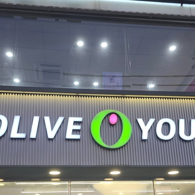 @zzl______i on Instagram: "#투에이엔광고 #투에이엔광고 #올영추천 
💌 @2an_official

#올리브영 #오프라인 매장에서 2an을 만나고 왔어요. 
⠀
물욕 없던 사람 누구죠?ㅎㅎ 2an을 만나면 물욕 대폭발✌️
세일중이라 가격 부담이 적어서 여러 칭구 데려왔어요💗

🌷듀얼 라이너
바쁜 현대인 구원템! 3mm음영 라이너와 5mm펄 라이너가 같이 있어서 애굣살과 음영을 한방에 해결해줘요!

💄글레이즈 바운싱 틴트
촉촉 그자체 과하지않은 자연스러운 컬러감으로 은은한 고급진 광채를 선물해줘요! 청량한 멘톨 성분으로 플럼핑 효과는 덤!

💐롱 웨어링 파운데이션 미니
기존 30ml에서 파우치에 쏙 들어갈수있게 15ml 소용량 버전이 나왔어요! 뽀용하게 착붙는 제품으로 깨끗한 피부 표현을 해준답니다!

#올영픽 #올리브영추천템 #올영필수템 #러브버블컬렉션 #롱웨어링파운데이션미니 #컬러플레이듀얼라이너"