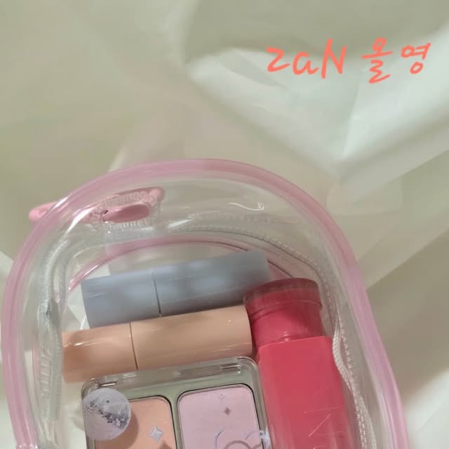 드롱 on Instagram: "#광고 #2aN #8월올영추천템

▪︎8월에 나온 2aN 신상템 + 올영픽

☆ 롱 웨어링 파운데이션 미니

평소 화장을 많이 하는 편 아니라 본품 파데들은 부담스러웠는데 미니니까, 용량이 작아서 마음에 들고
only 올영템인 20호 복숭아
- 핑크빛이 살짝 도는 느낌!?
하이라이터 대신이나 밝히고 싶은 부분에 바르면 좋은!

☆ 듀얼 치크 / 퓨어 글래시 하이라이터

치크나 하이라이터는 모공이나 요철 부각이 있어서
똥손은 쉽게 손대기 애매~한데 미세 블러 파우더로
모공, 요철 덜 부각되니 한번쯤은 시도해봐도 좋은 템
은은한 광이 나서 부담스럽지 않음

☆ 글레이즈 바운싱 틴트

글로시한 립은 입술이 빵빵! 도톰할 때 빛을 발하는데
플럼퍼가 따로 필요 없는 약간의 플럼핑 효과로 찰떡.
첫 발색은 투명, 은은한 착색이 있고 쌓여도 밀리지 않고
투명하되 진해지는 발색과 광. 캔디광

☆ 컬러 플레이 듀얼 라이너

3mm의 음영 라이너와 5mm의 펄 라이너
둘 다 발색이 좋고 부드럽게 발리는데 픽싱이 귯.
트임, 음영, 애교살을 한 방에 해결할 수 있고
급한 날엔 전체적인 아이 메이크업도 완전 가넝

☆ 베러미 아이 팔레트

매트, 글리터, 쉬머 조합의 팔레트. 색 조합도 뭐 하나 빠지는 게 없어서 팔레트 하나로 메이크업 완성 가능
발색 강하고 아이 프라이머 기획 세트 구매하면
지속력까지 보장

☆ミ☆ミ☆ミ☆ミ☆ミ☆ミ☆ミ☆ミ☆ミ☆ミ☆ミ

▪︎8월 29일~9월 4일 올영 세일 기간에 득템 해보세요!

#2aN #올영픽 #올리브영추천 #올영필수템 #러브버블컬렉션 #롱웨어링파운데이션미니 #러플레이듀얼라이너 #투에이엔 #투에이엔블러셔 #투에이엔듀얼치크 #투에이엔아이팔레트 #하츠투하츠"