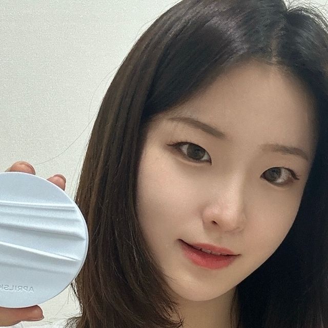𝑯𝒂𝒆𝒍𝒊𝒏 on Instagram: "에이프릴 글로잉매트 쿠션 🤍

요즘 잘 쓰고 있는 쿠션 이에요 ㅎㅎ
유튜버 시네 님이 에이프릴 히어로 쿠션을 공구를 하셔서
실제로 구입해서 사용하고 있던 찰나 !
에이프릴에서 글로잉매트 쿠션을 보내주셨어요 ◡̈ 

글로우의 촉촉한 발림성과 매트의 우수한 커버력이 합쳐져서 
이름 그대로 글로잉 피부표현과 매트의 촘촘한 한겹커버 가 되구
사진과 같이 퍼프는 하프 퍼프 인데요 ! 글로잉 매트와 최적의 궁합 이더라구요 🥹

또 아침에 첫 터치 그대로 하루종일 예뻐서 고칠 필요도 없었네요 ㅎㅎ

저는 여드름 자국이 있는 얼굴인데도 커버가 되게 잘되고 코옆끼임도 없는 제품이라 너무 좋았어요 !

또 글로잉매트 쿠션은 다양한 색이 나왔는데 그중 하나인 1호를 비교 해봤어요 마지막 사진 !
왼쪽 글로잉매트 쿠션 1호 와 오른쪽 히어로쿠션 21호 입니다 :)

지금 에이프릴스킨에서 구매할수 있으니 한번 사용해 보세요 🤍🩷 https://aprilskin.com/

#에이프릴스킨 #글로잉매트쿠션 #글로잉매트 #한겹쿠션"