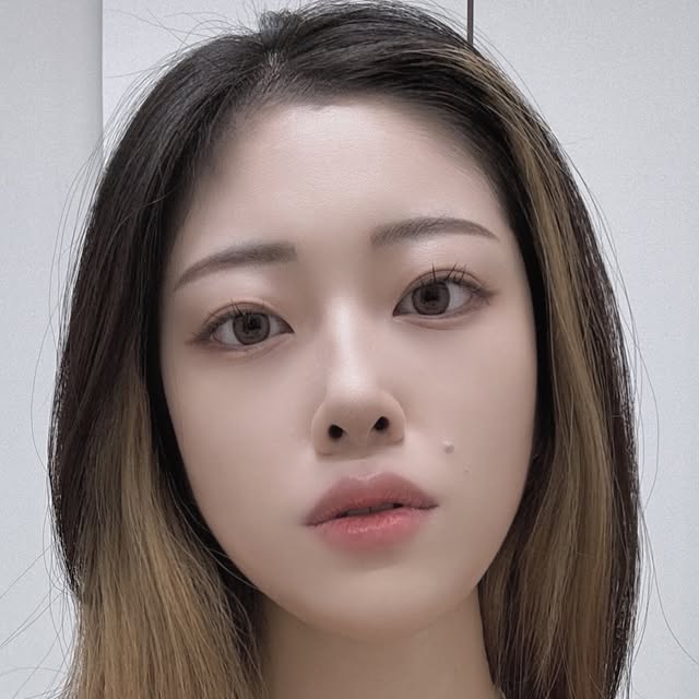 즌이🎀 | 대구카페투어 | 시소맘 | VIP•FAM👑 on Instagram: "🪐

여름찰떡 포인트목걸이 !
악세사리는 역시 #하트투하트 💝

디자인이 너무 예쁘지않나요?🥹
옷에 따라 분위기 확 달라지는 매력적인 목걸이들

원피스에 매치하면 여리 청순 느낌으로 예쁜데
파랑크롭티에 매치하니 완전 싸이흠뻑쇼 재질💦

하트는 레이어링 했을 때
특히 더 빛을 발하는 디자인 인것같아요 
키치하면서도 여성스럽고, MZ 스타일 그 잡채❤️‍🔥

라운드는 진주가 완전 뽀인뜨🤍
원하는 위치에 옮길 수 있는 점 너무 유니크하잖아 ?!

꾸안꾸룩에 은은한 포인트로 너무 잘 어울리고 
레이어링 하면 화려하고 우아한 느낌이 나서 고급져보여요

하투하.. 안예쁜게 뭔지 모르죠? 🥹❣️

반짝반짝 너무 예쁜데
사진에 다 안담겨서 영상도 남겨봅니다

이걸 어떻게 안 사요 ???!
만족도 999999999% 일 목걸이

구매는 @hearttoheart.official 
#하투하 스마트스토어에서 가능합니다🫶🏻

#협찬 #목걸이추천 #여름목걸이 #레이어드목걸이
#싸이흠뻑쇼 #흠뻑쇼코디 #ootd #daliylook
#10대코디 #20대코디 #30대코디 #악세사리추천
#악세사리쇼핑몰추천 #selfie #전신샷 #거셀"