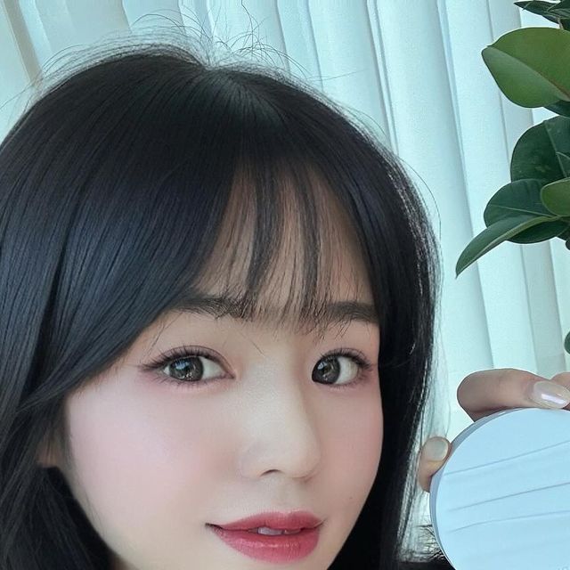 𝓐𝓻𝓲 on Instagram: "#협찬 @aprilskin_korea #글로잉매트쿠션 🩵
🤍𝐴𝑟𝑖 𝐵𝑒𝑎𝑢𝑡𝑦🤍 
.
명품 베이스 에이프릴스킨! 너무 유명해서 다들 아시죠?

이번에 유명 틱톡커 “시네”님도 함께 공동개발에 참여하셔서 기대가 컸던 친구인데요!😘

신개념 텍스처 “이너 글로우 매커니즘”이라 아주 얇게 밀착되는 제형인게 넘 좋더라구용..

글로잉한 피부표현과 매트의 픽싱력이 돋보이는 쿠션이었어용🩵 

넓은 컬러 차트로 내 피부에 딱 맞는 컬러감 PICK 완전 가능이예용!

첫 터치 그대로 24시간 롱래스팅 쿠션!! 🩵

쿠션 유목민들 정착하세용 >_<"