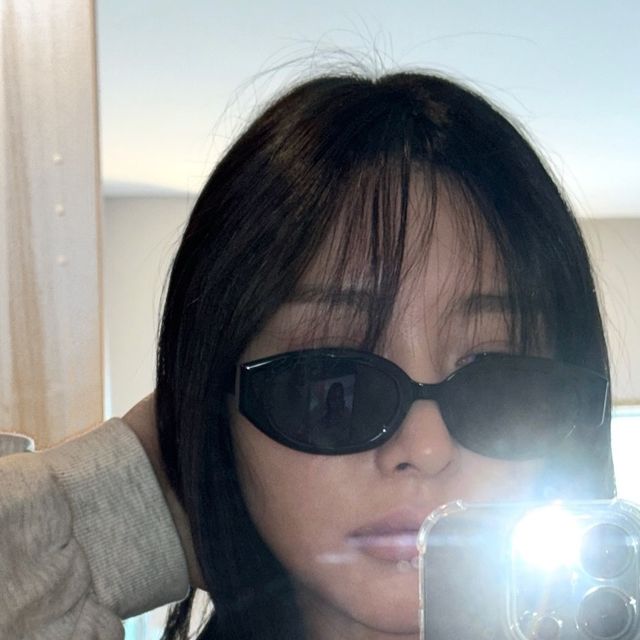 H͜͡Y͜͡A͜͡N͜͡G͜͡ on Instagram: "@momentus_eyewear 어느 코디에나 잘 어울리는 #모먼트어스 아이웨어 🖤 UV400 99.9% 자외선 차단 렌즈에 짧은 세로프레임으로 트렌디하며 힙한 무드를 낼 수 있고 5