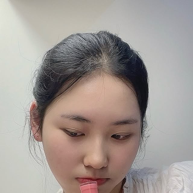 최윤서 on Instagram: "사탕을 한 입 머금은 듯, 입술 위에 톡- 터지는 탱글탱글한 광채 #광고 이번에도 투에이엔과 함께, 설레는.. 벌써 세 번째 인연이라 더더욱 마음이 두근두근했답니다 ღ˘◡˘ற⋆*:･

이번 주인공은 바로 투에이엔 ‘글레이즈 바운싱 틴트‘ 촉촉한 발색과 맑은 플럼핑 효과로, 입술 위에 생기를 가득! 채워주는 그 느낌… 정말 캔디광 그 자체예요.🤍

손목에 전 컬러를 가득 담고,
나만의 꿀조합으로 2호&5호 레이어링한 입술 발색까지!
한 번도 안 바른 사람은 있어도, 한 번만 바른 사람은 없을걸요? :)

다음에도 또 기대해 주세요,🎀
For light & Bright ⋰˚☆ mood 그대로, 곧 보여드릴게요!

The new Glaze Bouncing Tint leaves my lips looking glassy and full of life.
Swatched all shades + layered my perfect candy combo!

One swipe is never enough. Stay tuned for more!🩷

#투에이엔 #글레이즈바운싱틴트 #캔디광 #탱글광 #마일드플럼핑 #맑은틴트 #올영추천 #틴트추천 #올리브영 #2aN #GlazeBouncingTint #CandyGlow #JuicyGloss #MildPlumping
#ClearTint #OliveYoung #TintRecommendation"