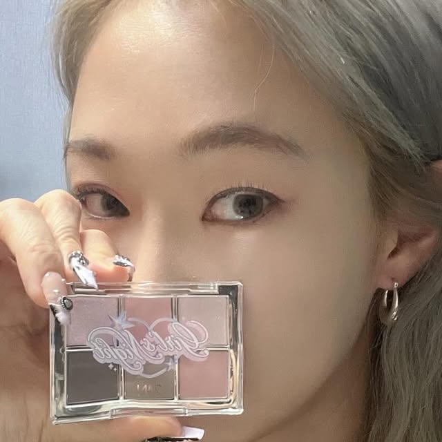 @jaaaaane_____ on Instagram: "#광고
더 현대에서 12/5-12/12일까지 진행하는 투에이엔 방문

걸스나잇 컬렉션 팝업
무려 40%할인 💗
섀도우 쿠션 하이라이터까지 싹쓸이함!
게다가 뽑기 이벤트에서 무려 아이래쉬 틴트 립까지 총4개나 뽑아버림! 

구매한만큼 뽑아버렸다 🙃🙃🙃🙃😝🤩

#광고#투에이엔#2an#투에이엔팝업#걸스나잇컬렉션#듀얼치크#베러미아이팔레트#퓨어글래시하이라이터#더현대#더현대서울#더현대팝업#더현대비클린팝업#비클린팝업#팝업추천#팝업스토어#연말데이트"