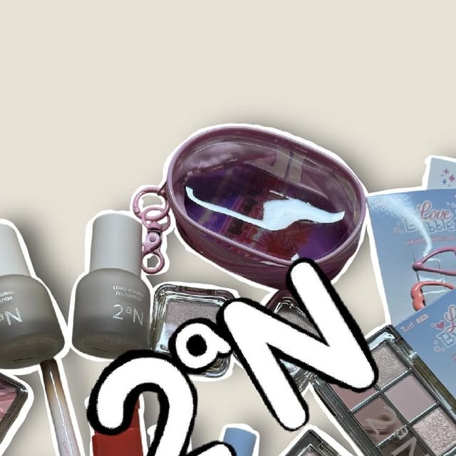꼬미하우스🍒ʏ ᴜ ʀ ɪ s ᴏ ᴍ ɪ on Instagram: "#광고 오늘 메이크업, <투에이엔>
📌 뽀송함 + 러블리 무드 둘 다 챙기기

👉🏻 파운데이션 미니 21호 아이보리
  손으로 슥~ 발라도 뭉침 없이 매끈 가능해요
  여행용으로 적합👌🏻

👉🏻 아이팔레트 11 드리밍
  무광 + 펄 조합으로 눈매에 깊이감 추가 했답니다
  봄웜톤에게 찰떡궁합 컬러감!

👉🏻 컬러 플레이 듀얼라이너
  언더 삼각존 & 애교살 확실하게 표현할 수 있어요
  바쁜 현대인에게 아이메이크업 확실하게 완성❤️

👉🏻 듀얼치크 02 러브, 로지
  두 가지 톤으로 혈색 + 하이라이터 일석이조 효과!

👉🏻 퓨어 글래시 하이라이터  NO.02 클리어
  투명하게 빛나는 광채✨
 어떤 치크 위에도 잘 어울리는 잇템이에요!

👉🏻 글레이즈 바운싱 틴트 04 피치 슈
  베이스 립을 바른 후 틴트를 바르면 발색이 선명 💋
 촉촉 + 볼륨 립 완성할 수 있답니다

💬 투에이엔 = 5분 완성 풀메 세뚜
💬 꾸꾸꾸 찰떡
💬  뽀송뽀송 깨끗한 피부표현 가능

투에이엔 제품은 가까운 올리브영에서 만날 수 있어요:)

#올영픽 #올리브영추천템 #올영필수템 #투에이엔 #2aN #러브버블컬렉션 
#롱웨어링파운데이션미니 #컬러플레이듀얼라이너 #듀얼치크 
#하이라이터 #틴트추천 #아이팔레트"