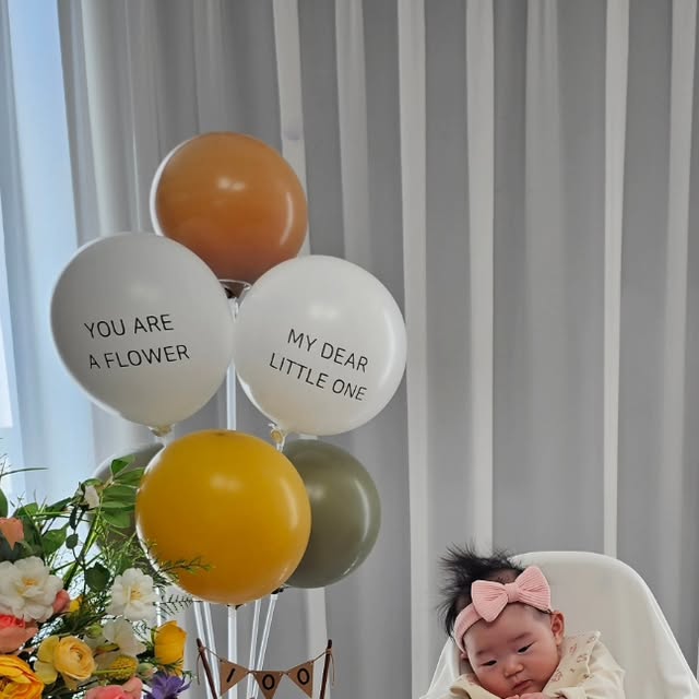 𝑵𝒂𝒆𝒖𝒏⸝❀ on Instagram: "#광고 랄라래빗의 너는꽃 백일상

1월에 100일을 맞이하는 나은이를 위해 랄라래빗에서 너는꽃 백일상을 대여해주셨어요 💭 덕분에 집에서 간편하게 셀프 백일상으로 꾸밀 수 있었어요 👍🏻

브라운 우드톤의 아기자기한 소품이 나은이의 개구진 표정과 잘어울려서 너어무 만족스러웠답니다 🩷

깨끗하게 관리된 소품들을 배송부터 반납까지 알아서 척척 해주시고 포장과 설치 방법까지 간편해서 백일상 집에서도 쉽게 차릴 수 있었어요 !

백일상 • 돌상 • 생일상 랄라래빗(@lallarabbit) 🐰"