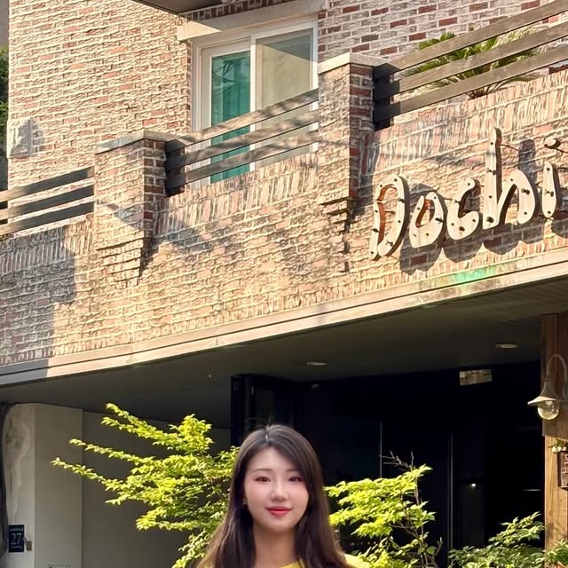 ᴊᴇɴɴᴀ | ᴍᴏᴅᴇʟ | ᴛʀᴀᴠᴇʟ ʏᴏᴜᴛᴜʙᴇʀ on Instagram: "#협찬

심플하지만 세련된 디자인으로 어디에나 어울리는 르무통!
이 날 오래 걸었는데 발이 안 아프고 편안했어요☀️

친구들도 탐냈던 신발이에요 한 친구는 고민중이라며 신어보기까지 했다니까요😘

저는 미니멀한 디자인을 좋아하는데 어디든 매치할 수 있는 디자인과 뉴트럴 컬러 라인업까지 코디하기 쉬워서 앞으로도 자주 신을 것 같아요💛

.

.

#르무통 #업 #발편한운동화 #데일리슈즈"