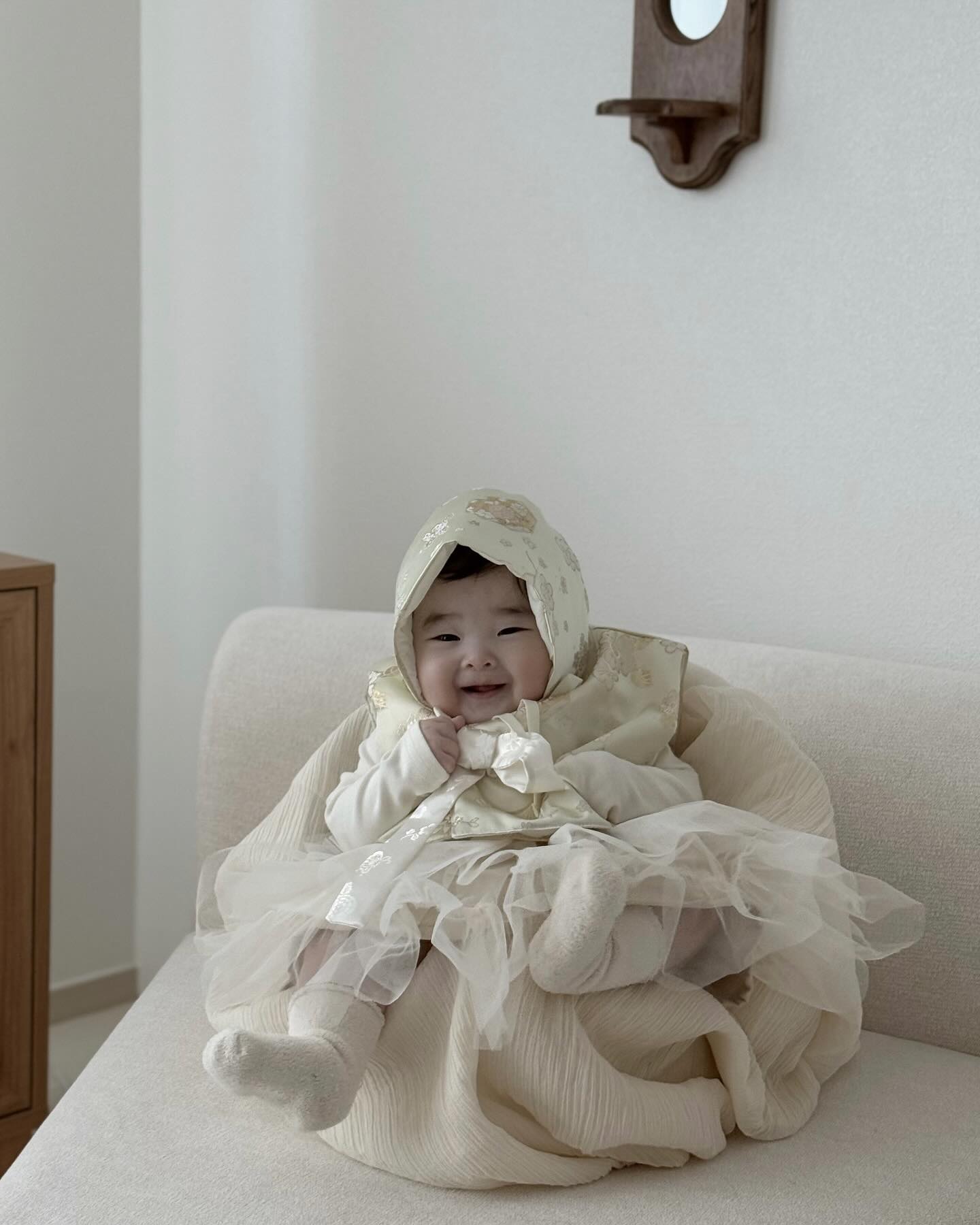 ෆ | adorable_baby_j 

이젠 제법 잘 앉아있는 시은이에요 눈웃은 옵션이죠,
시은이 보고있으면 하루가 순삭이라니까요🫶🏻 

#아기한복 #베이비한복 #아기한복슈트 
#아기설빔 #여자아기한복 #남자아기한복 
#돌아기한복 #백일아기한복 #설빔 #설빔한복