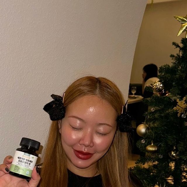 ᴳᴱᴹᴹᴬ ᴹᴼᴼᴺ 🌙✨ on Instagram: "#광고 벌써 12월! 연말이라 맛있는 거 먹을 일이 많은 요즘〰️🍽️🎵 자연 그대로의 원료와 건강한 성분만을 담은 @haru.olin 의 ‘베르가못 락토페린 모로오렌지 정’ 꼬옥 챙겨먹고 있어요🍊🧡 프리미엄 원료만을 사용한 황금 배합에 안정성 인증까지!🏅✨

비타민ABC, 식이섬유, 폴리페놀이 풍부한 베르가못과 비타민C, 헤스페리딘,안토니아신이 풍부한 모로오렌지의 조합으로, 세계적으로 유명한 지중해 식단의 핵심 포인트랍니다!

점점 기초대사량이 줄고 호르몬의 변화로 먹는 건 차이가 없는데 유독 몸이 무겁게 느껴진다면 베르가못&모로오렌지 하루 1알 루틴으로 건강하게 관리해보세요🌟🌟

#베르가못추출물 #베르가못폴리페놀 #영양제추천 #영양제선물 #체지방관리 #체중관리 #하루올린 #베르가못 #모로오렌지 #고함량 #다이어트 #체중감량 #지중해식단 #건강관리"