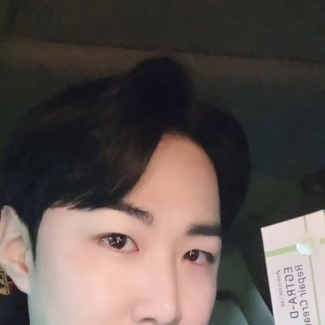 최보석 on Instagram: "#광고
.
.
.
#한국자이화장품 3W 클리닉

26년의 기술력을 가진 자이화장품 20년경력의
뷰티연구센터 박사 의 콜라보 👩‍🎓

기미, 착색,  홍조, 주름 모두 피부손상에서
비롯된다는 점을 집요하게 파고들어

개발기간 2년간 수백번의 연구와, 제형,  흡수력 개선을 거쳐 샘플 넘버만 6번이 바뀌어 까다롭게 탄생한
강력한 피부 장벽 회복/피부의 멜라닌/기미 완화를 한번에 케어해주는 고농축 고함량 EGF 트라넥삼산 재생크림 🍀 
 
민감성 피부 대상으로 인체적용 시험 완료 💯 
자극 수치 0 무자극 판정 👏🏻 👏🏻 

@3wclinic.official 

네이버 단독판매  네이버에 

#이지트라크림 검색 🍀 

손상된 피부장벽 개선 , 기미/잡티/멜라닌수치,  물리자극 피부진정 임상시험 완료 확실한 개선율
금보다 비싸지만, 장벽 회복에 효과를 인정받아 노벨의학상 까지 수상한 EGF 성분 5ppm 고함량 함유 ※시제품 50배! 

 기미개선의 끝판왕 트라넥삼산 고함량 20,000ppm, 미백기능성 성분 나이아신아마이드 20,000ppm  함유

피부 진정 하면 손에 꼽히는 병풀! 화장품의 정제수 NO 병풀을 채운 병풀잎수 660,000ppm 와 핵심 구성물인 마데카, 아시아틱 성분 함유 🍃 🌿 
피부 장벽엔 역시  D-판테놀! 30,000ppm 고함량 함유

 
알러젠? 피부자극? NO! 
피부 안전등급 EWG 등급 전성분 그린등급!
식악처 공식 인증  보고된 미백/주름 개선 기능성 화장품!

EGF 5ppm (손상 피부 컨디션 개선)

TRANEXAMIC ACID 20,000ppm
 (피부 기미개선에 효과적)

D-PANTHENOL 30,000ppm (피부 장벽 강화에 효과적)

피부를  망가뜨리고, 노화를 촉진시키는 핵심 문제들을
고농축 고함량 흡수력으로 케어하여

진정 매끄러운 밀크푸딩 피부를 구현하고자 수많은 경력자들이 수없이 긴 시간 집중하여 만든 재생크림 ‼️✨️

쫀쫀하고 촉촉해서 자기전에 바르니 
산뜻하고 좋네요 👍🏻 👍🏻 

피부 장벽, 잡티,진정 고민이신 분들께 추천드려요🤗 🥰"