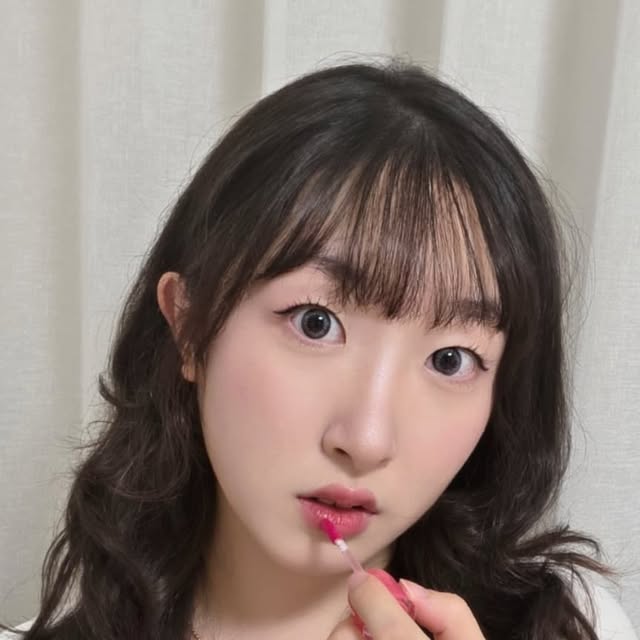 권예은 on Instagram: "#협찬 🌸<투에이엔 8월>🌸
네.. 왔습니다 또 왔어요 !! 🥹  스토리에서 자주 언급했듯, 제가 정말 사랑하는 투에이엔 ! 🎀✨️

_
💐예은이데이's 8월 Pick💐
1. 듀얼치크 16 핑크텐션
2. 듀얼치크 17 버블 하트
3. 글레이즈 바운싱 틴트 05 버블리
4. 글레이즈 바운싱 틴트 15 피치 버블
5. 베러 미 아이팔레트 02 페어리
6. 베러 미 아이팔레트 16 버블 캔디
7. 롱웨어링 파운데이션 미니 19호
_

#올영픽 #올리브영추천템 #올영필수템 #러브버블컬렉션 #롱웨어링파운데이션미니 #컬러플레이듀얼라이너"
