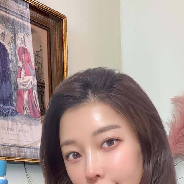 모델진아영 on Instagram: "#광고 건조함 싫어!! 건조함 없애려고 열심히 피부관리중  올리브영에 갔다가 새로 나온 이너뷰티 템 이너비 아쿠아앰플발견!! 요즘 건조엔 요즘 수분공급을 해줘야