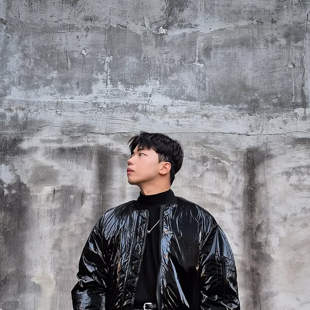 조성진 on Instagram: "햇살에 은근히 반짝이던 패딩의 질감이 인상적이었던 날✨ #광고

아이러니포르노 화이트라인(@1rony9orno_official) / 에센셜 벌룬 글로시 MA-1 숏패딩

▪️ 은은하게 빛나는 글로시 원단이 매력적이었어요. 광택감이 과하지 않아서 세련된 느낌을 주더라고요🖤

▪️ 오버핏 실루엣이라 이너를 다양하게 매치해도 여유로웠고, 투웨이 지퍼 덕분에 여러 스타일로 연출할 수 있었어요🧥

▪️ 사이드와 내부 포켓 덕분에 실용성도 높고, 전체적으로 가볍지만 따뜻한 착용감이 좋았습니다🔥

블랙 톤의 터틀넥과 그레이 데님으로 톤온톤 코디를 맞춰 모던하고 감각적인 무드로 완성했어요🖤

#Padding #패딩추천 #데일리룩 #아우터 #헤비아우터 #오버핏 #글로시패딩 #패딩점퍼 #패딩 #남여공용패딩 #IRONYPORNOWHITELINE #아이러니포르노화이트라인"