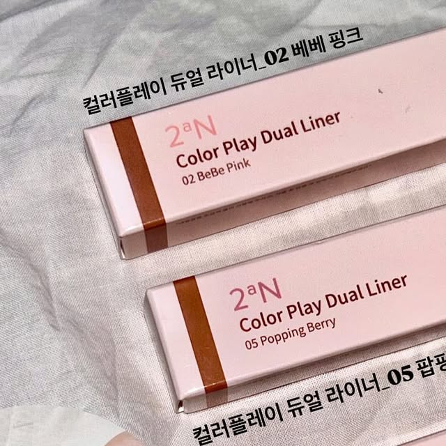 한음 on Instagram: "📦✨8월 올영템 총정리! 이것만 있으면 메이크업 완성💄
귀엽고 탄탄한 무드 가득한 #투에이엔 이 라인업 진짜 찢었다💘

💗 [파운데이션]
✔️ 롱웨어링 파운데이션 미니_21호
작지만 강력한 커버력! 무너짐 적고 무게감은 제로✨
파우치에 쏙! 들고 다니기 너무 귀엽고 실용적이에요🎀

💋 [틴트]
✨ 글레이즈 바운싱 틴트
02 로지모카 🌹 데일리 MLBB의 정석
03 레이지로즈 🌸 생기 터지는 맑은 핑크
쫀득한 텍스처에 광이 반짝반짝! 입술 위에 착붙💞

✍️ [라이너]
👁 컬러플레이 듀얼 라이너
02 베베핑크 💕
03 타로버니 🍠
05 팝핑베리 🍓
글리터랑 음영이 같이 들어있어서 메이크업 퀄리티가 달라져요… 진심 루틴템 됐어요🔥

🌰 [아이섀도우 팔레트]
✨ 베러 미 아이 팔레트
01 애프리콧 티 🍑
02 페어리 🧚‍♀️
무펄+쉬머+글리터까지 다 갖춘 조합!!
한 팔레트로 음영+포인트+애교살까지 끝내기 가능😮‍💨

진짜 하나만 사기 힘든 라인업임 인정하시죠?!
이번 #러브버블컬렉션 은 진짜 역대급💘

⠀
💗 다 올영에서 만나볼 수 있어요!
놓치지 말고 겟하자 !!✨

#광고#올영픽#올리브영추천템#올영필수템#러브버블컬렉션#롱웨어링파운데이션미니#컬러플레이듀얼라이너"